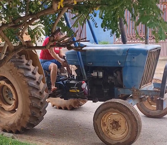 O carro da cliente quebrou e ela foi de trator para não perder o horário na manicure