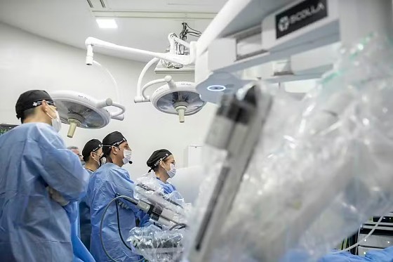 O texto define que o Conselho Federal de Medicina (CFM) será o responsável por administrar o exame. 