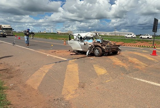 A batida envolveu um carro de passeio e uma carreta