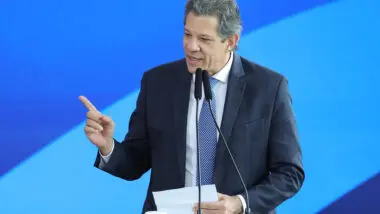 Economia: Fernando Haddad, em discurso durante sanção da isenção do Imposto de Renda para quem ganha até R$ 5 mil. O ministro da Fazenda descartou a possibilidade de privatização dos Correios.