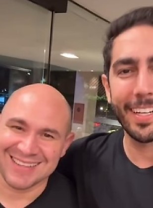 Aibilio entrega baguncinha ao humorista Jonathan Nemer em Cuiabá.