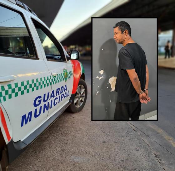Após ser imobilizado, foi realizada busca pessoal, ocasião em que a guarnição constatou que o abordado apresentava uma lesão na orelha esquerda. A equipe ressaltou que tal ferimento não foi causado durante a intervenção.