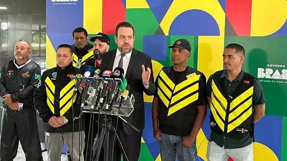 O ministro Guilherme Boulos, da Secretaria-Geral da Presidência, fala no Planalto junto a representantes de entregadores por aplicativo