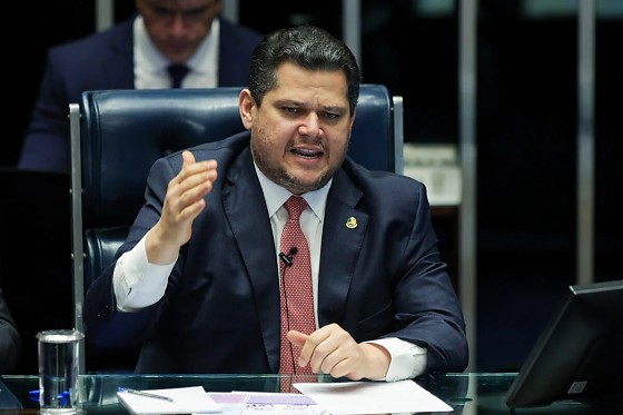 Em nota lida aos senadores, Alcolumbre lembrou que tinha estipulado a data de 3 de dezembro para leitura do parecer do relator da indicação e de 10 de dezembro para sabatina e votação da indicação.