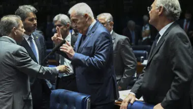 Otto Alencar discute com senadores sobre dosimetria