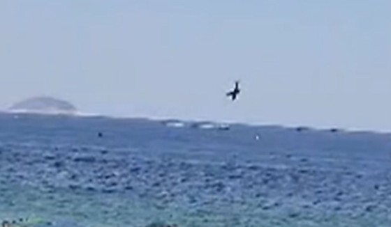 Um avião monomotor caiu no mar na tarde deste sábado (27) em Copacabana, Zona Sul do Rio de Janeiro