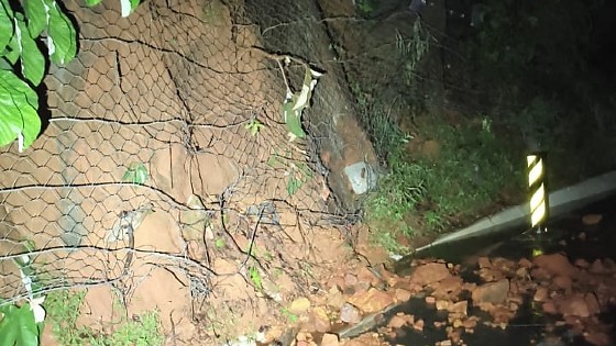 O trânsito no trecho do Portão do Inferno, na rodovia MT-251, que liga Cuiabá a Chapada dos Guimarães, foi interrompido