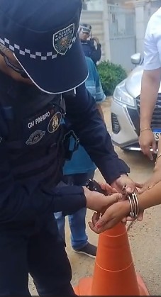 Após algum tempo, a mulher foi retirada da viatura da Guarda Municipal e liberada.