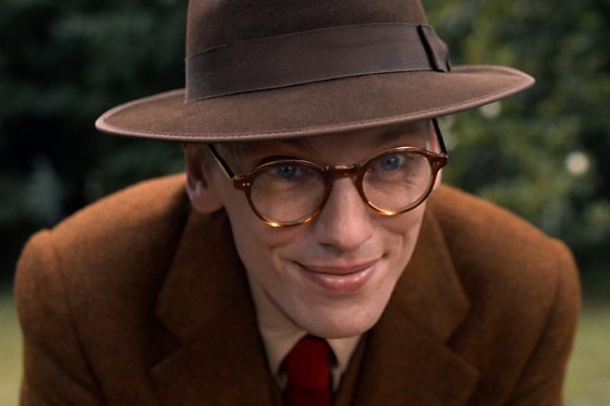 Na obra, Mrs. Whatsit é uma criatura sobrenatural capaz de viajar por dimensões e orientar os protagonistas em uma jornada pelo universo. A história se assemelha ao Sr. Fulano da série.