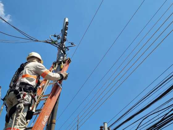 Consumidora ficou três dias sem luz após ter medidor ligado erroneamente à casa da vizinha.