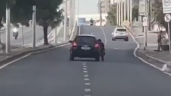 Motorista arrasta assaltante preso a carro por ruas de Fortaleza.
