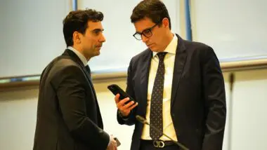 Gabriel Galípolo e Roberto Campos Neto lado a lado durante reunião no Banco Central no final de 2024, ilustrando a transição de comando na autarquia.
