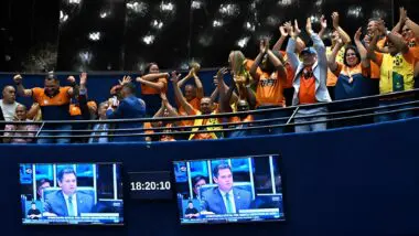 Agentes comunitários de saúde comemoram nas galerias do Senado a aprovação do PLP 185/2024, que altera regras da Reforma da Previdência