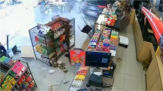 Carro invade e destrói loja de conveniência em posto de gasolina no Butantã, na Zona Oeste de SP