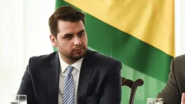 Filipe Martins foi preso por supostamente utilizar o LinkedIn. Defesa diz que último acesso à rede foi em 2024 e apresenta relatório.