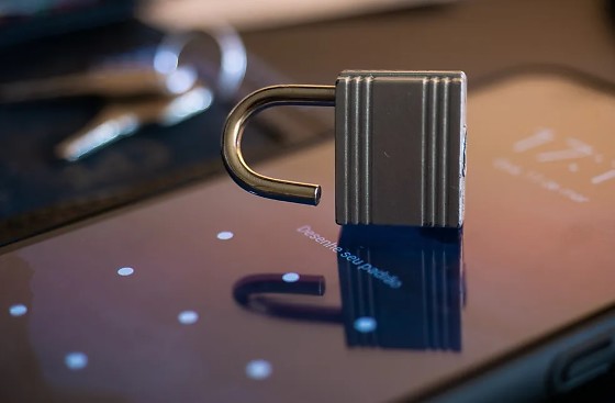 O bloqueio de tela é uma das medidas de segurança mais importantes em smartphones. Sem bloqueio, qualquer contato breve com o aparelho é suficiente para instalar um programa espião.