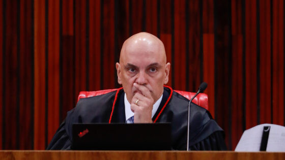 Bolsonaro foi transferido da Superintendência da Polícia Federal para a Papudinha a pedido do ministro Alexandre de Moraes.