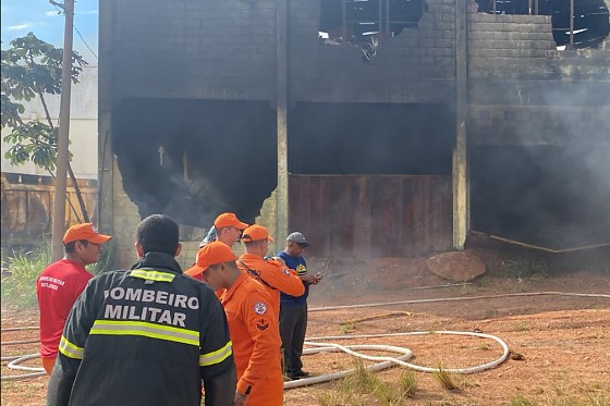 Fogo atingiu barracão de secretarias de Várzea Grande na manhã de hoje (25)