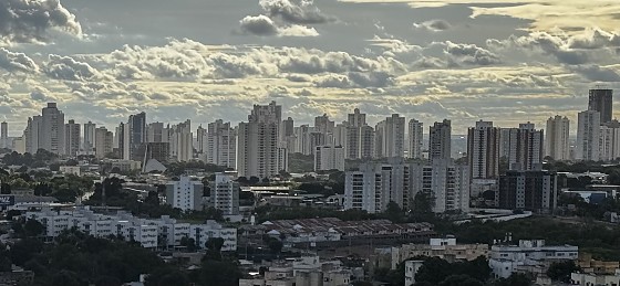 O dia terá muitas nuvens, com pancadas de chuva isoladas pela manhã e à tarde, e possibilidade de chuva à noite. 
