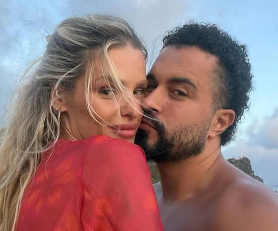 Yasmin Brunet posa ao lado do novo namorado, Ronald Lopes.