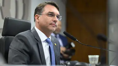 O nome de Flávio Bolsonaro enfrenta resistências no Centrão, que preferia Tarcísio como cabeça de chapa.