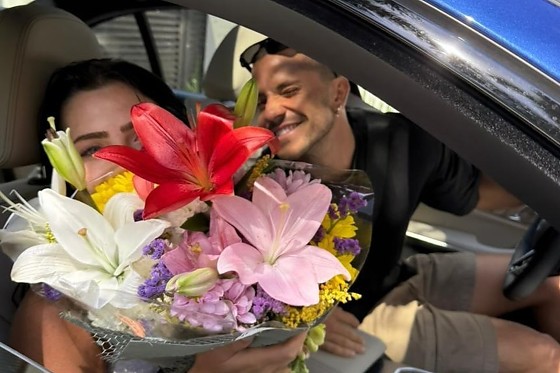 Jade Picon mostrou os registros de sua noite de réveillon em Maracaípe (PE) e incluiu até um beijão no André Lamoglia.