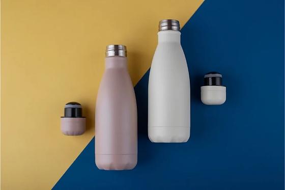 O interior da garrafa pode acumular microrganismos invisíveis, mesmo quando não há cheiro forte ou sujeira aparente.