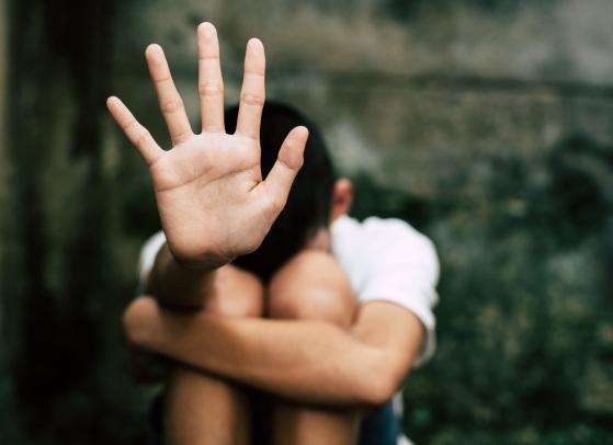 Vítima estava brincando quando pediu água para o abusador, momento em que o crime ocorreu.