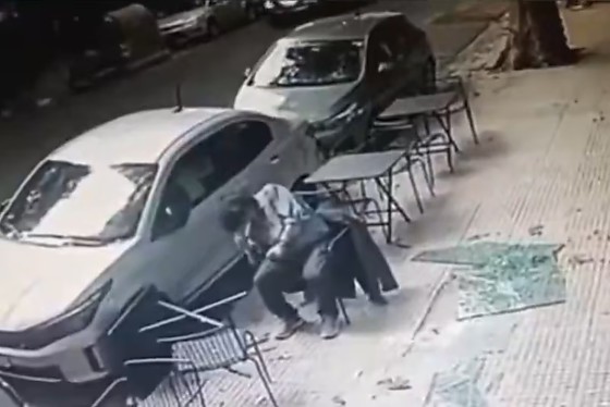 Vítima ficou desacordada por alguns segundos após ser atingida pelo vidro.