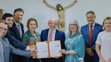 Lula e ministros assinam MP que altera cálculo para piso do magistério. Municípios defendem liberdade para negociação.