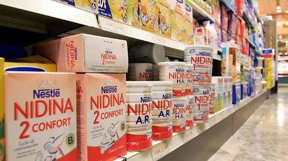 Desde o começo do mês, Nestlé procede a um recall voluntário de fórmulas infantis em vários países europeus.