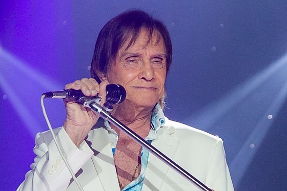 As imagens mostram o artista, de 84 anos, interrompendo a apresentação para reclamar da conversa de fotógrafos que estavam próximos ao palco.