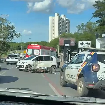 A Polícia Militar está no local realizando o isolamento da área e o controle do tráfego, e uma equipe do Serviço de Atendimento Móvel de Urgência (Samu) também foi acionada