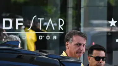 Rumo à autorização: Bolsonaro, na portaria do hospital DF Star. Moraes mandou a defesa do ex-presidente informar nome e cargo do responsável pelo hospital.