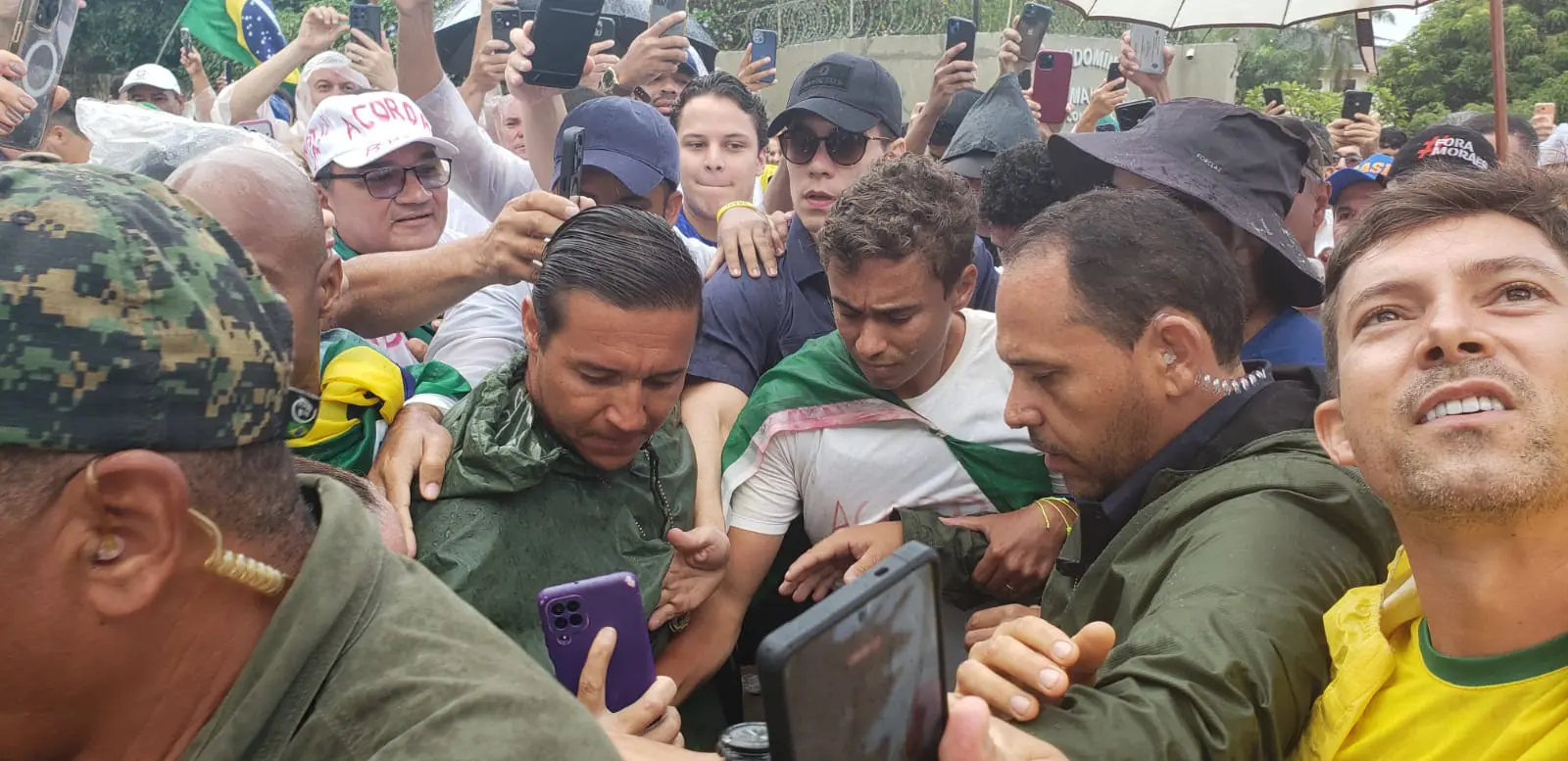 Deputado Nikolas Ferreira (PL-MG) é cercado por apoiadores durante a Caminhada pela Liberdade