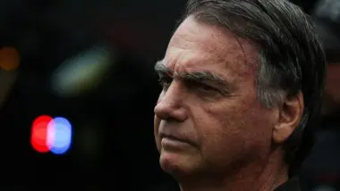 Bolsonaro, fotografado ao deixar o hospital DF Star em setembro de 2025: crises de soluço.