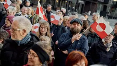 Manifestantes ocupam ruas de Copenhague e Nuuk contra a anexação da Groenlândia e as ameaças de tarifas feitas por Donald Trump.