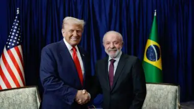 Lula e Trump conversaram por telefone por cerca de 50 minutos.