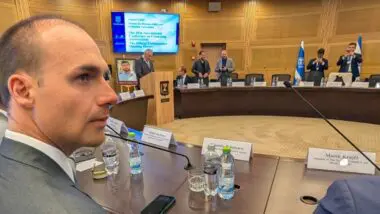 Eduardo Bolsonaro discursa no parlamento de Israel.