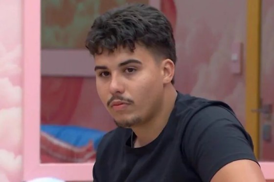 Pedro, ex participante do BBB 26, foi levado a uma clínica psiquiátrica amarrado.