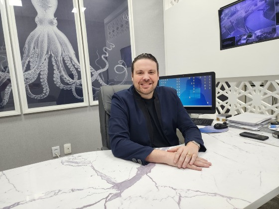 Conforme o especialista, com o passar dos anos há perda de gordura e de fibras de colágeno, o que contribui para o lóbulo flácido.