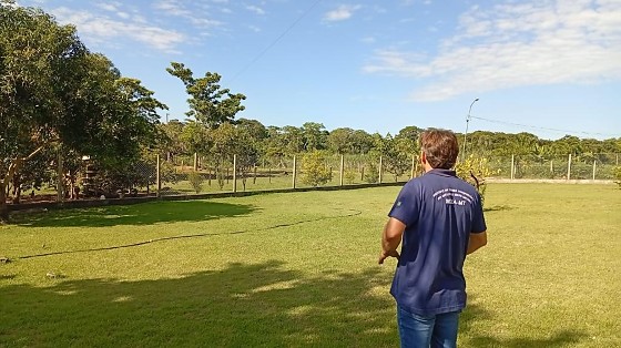 Foi feita instalação de barreira sanitária na propriedade afetada para controlar o trânsito de animais.