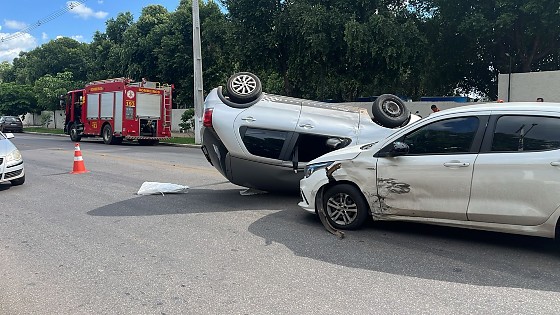 Com o impacto, o carro ficou parado na pista com os pneus para cima