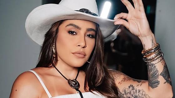 Solteira desde o fim do noivado com a influenciadora Tati Dias, a artista convidou os pais para subirem ao palco e celebrarem juntos a novidade. Nas redes sociais, Lauana também compartilhou um vídeo comemorando a nova fase e refletiu sobre a materni