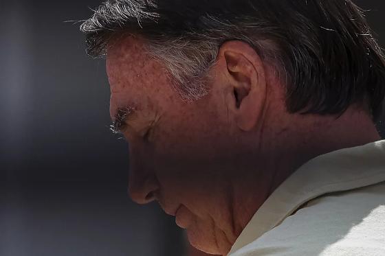 Bolsonaro cumpre pena de 27 anos e 3 meses de prisão por liderar uma trama golpista.