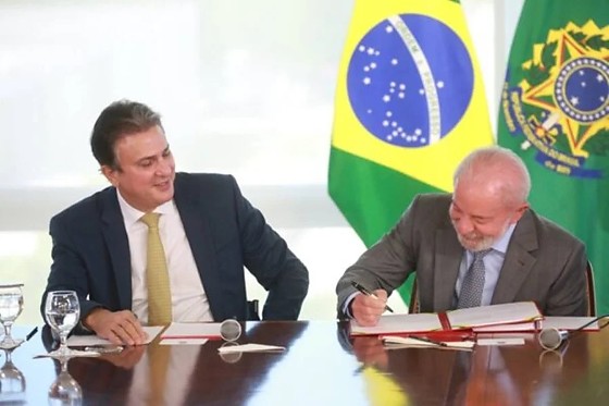 O presidente Lula assinou nessa quarta-feira (21) a medida provisória ao lado do ministro da Educação, Camilo Santana