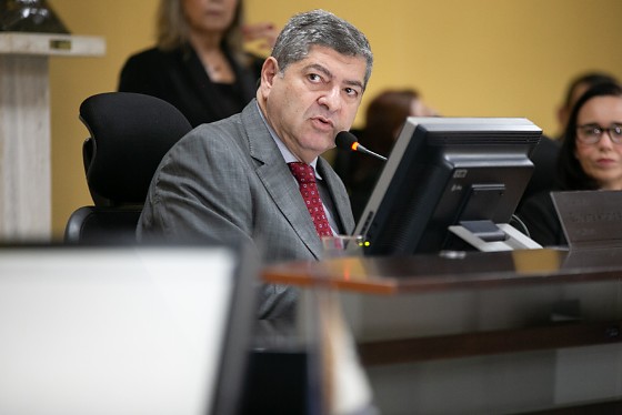 Maluf determinou a suspensão do pregão e de todos os atos dele decorrentes até o julgamento definitivo da representação.