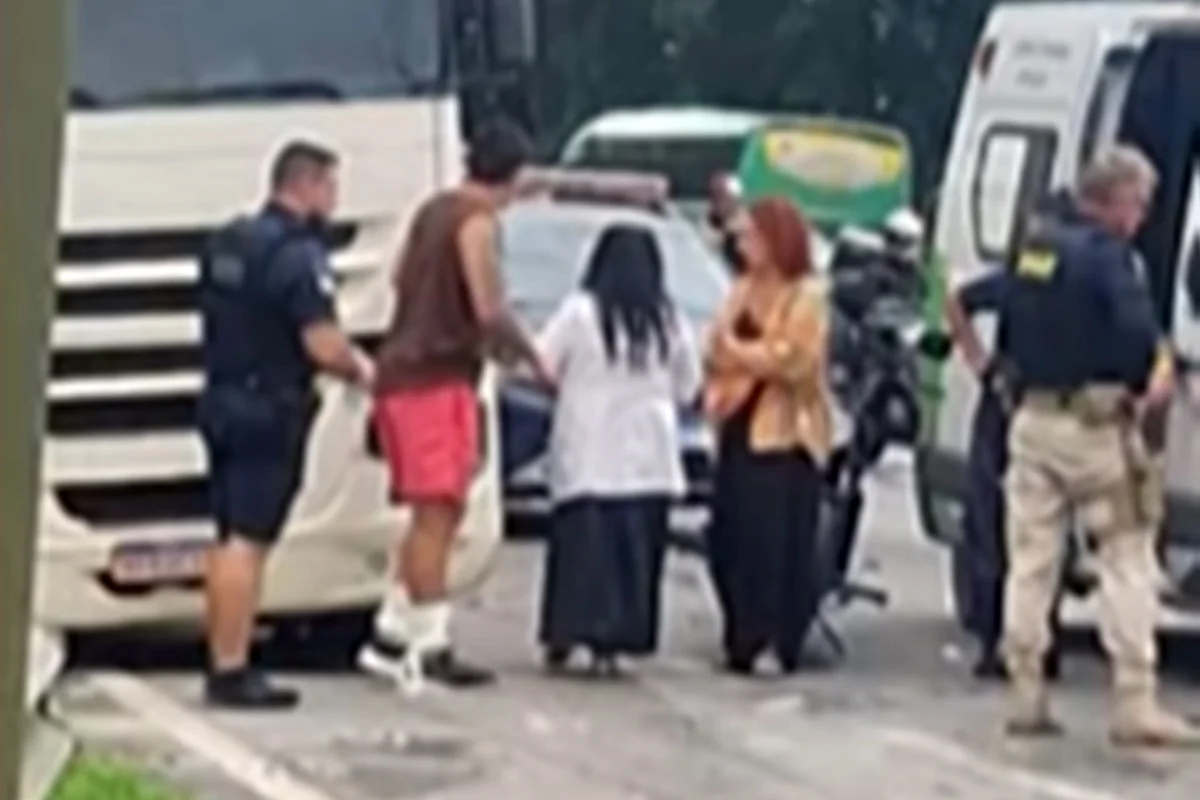 Pedro, do BBB 26, é levado amarrado a unidade psiquiátrica por ambulância do SUS