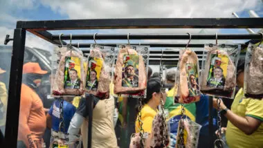 Estande montado por apoiadores do movimento na beira da rodovia com dezenas de peças de picanha adesivadas com imagens de Jair Bolsonaro e Flavio Bolsonaro.