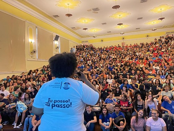 Nesta edição, o Pré-Enem Digit@l MT será ofertado no formato presencial, com atividades semanais que incluem aula, oficina de redação e simulado, nos polos das Diretorias Regionais de Educação (DREs) e da Diretoria Metropolitana de Educação (DME).